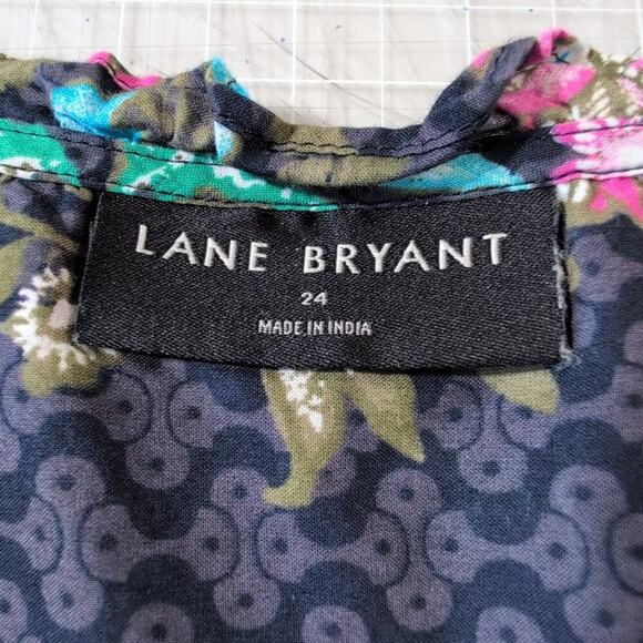 Lane Bryant dark floral print flutter-sleeve ruffle-neck blouse, size 24 - Picture 4 of 8
